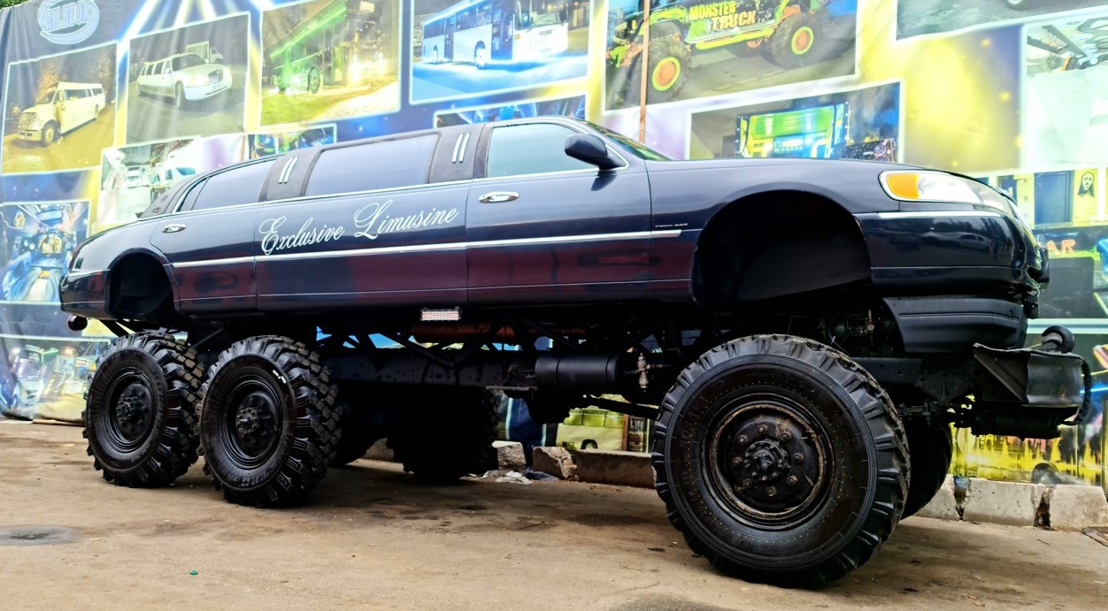 Lincoln Town Car 6x6