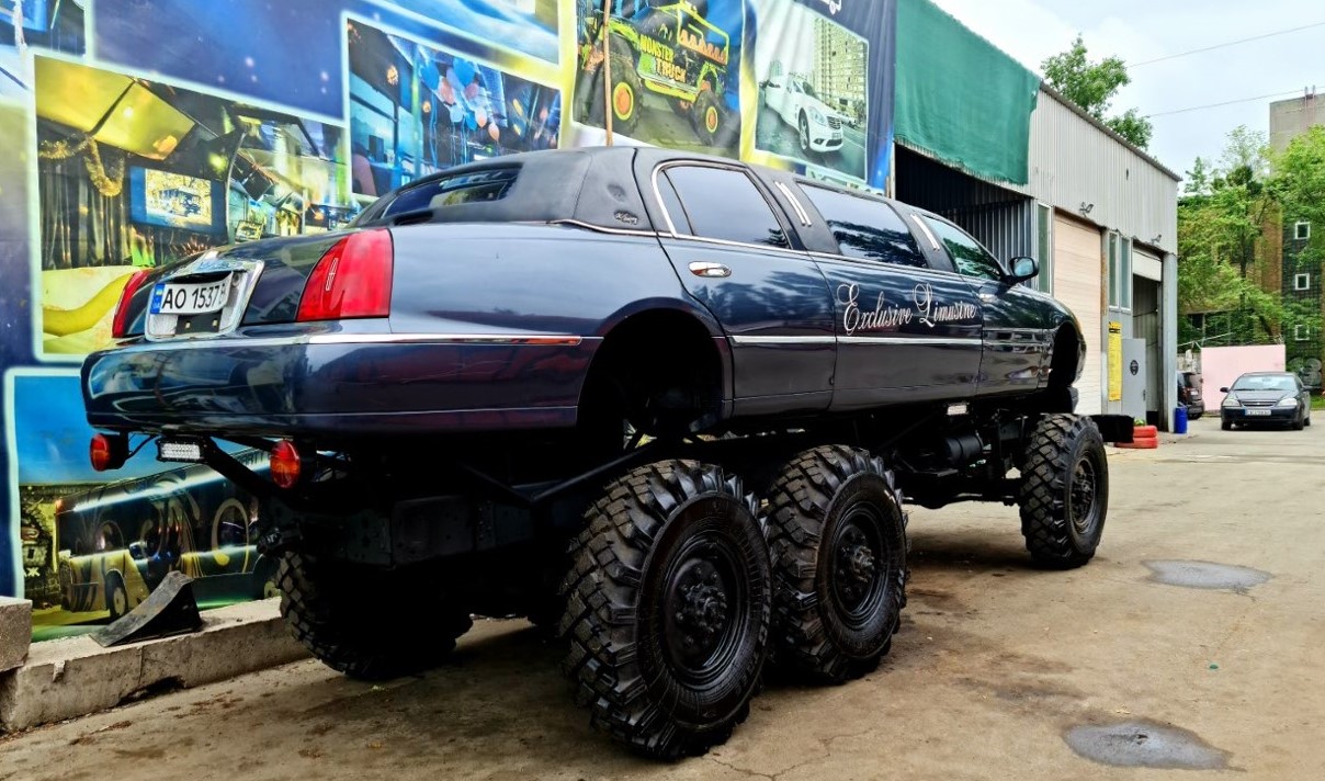 Lincoln Town Car 6x6